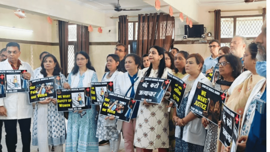 Kolkata doctor rape case : देशभर के डॉक्टर आंदोलन की राह 3 Untitled design7 1
