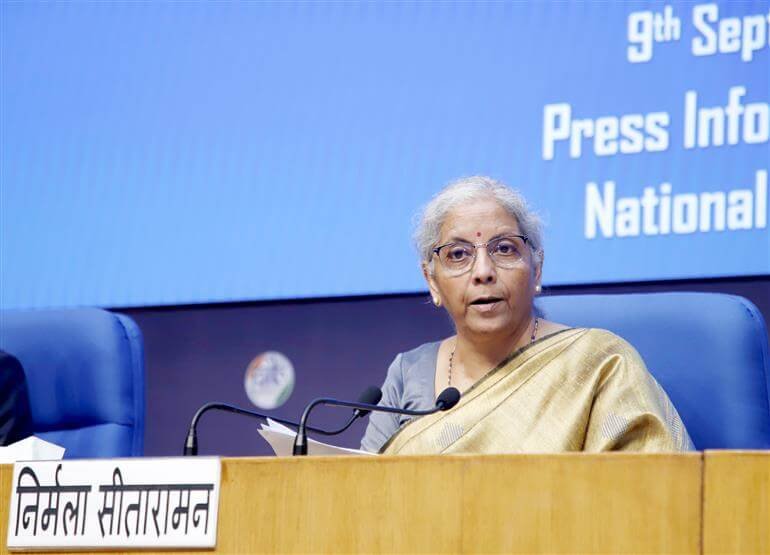 GST : डेबिट, क्रेडिट कार्ड से 2000 रुपये पेमेंट करने पर लगेगा 18 प्रतिशत जीएसटी!