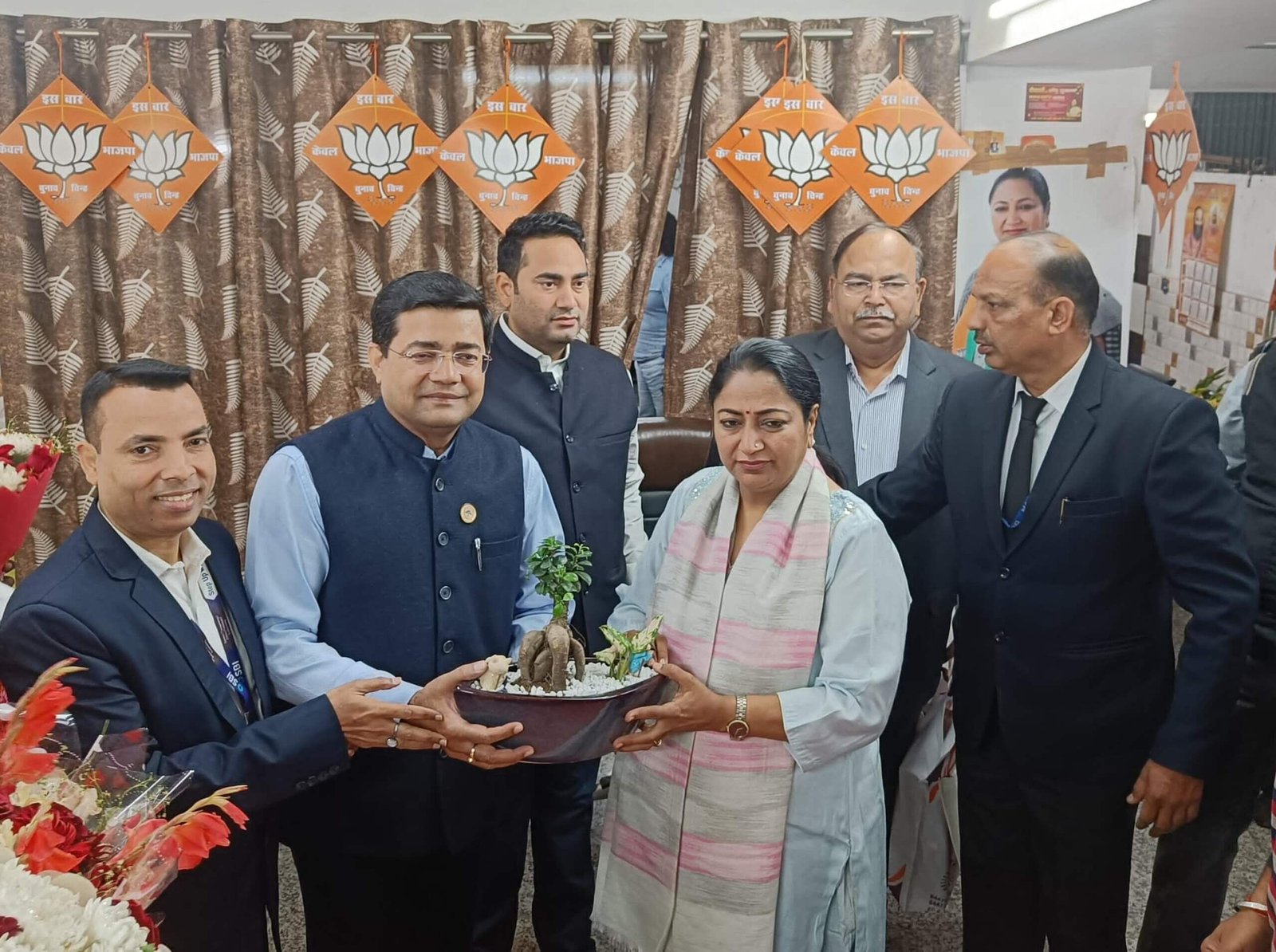 International Women's day : SBI ने दिल्ली की महिला मुख्यमंत्री को दी बधाई